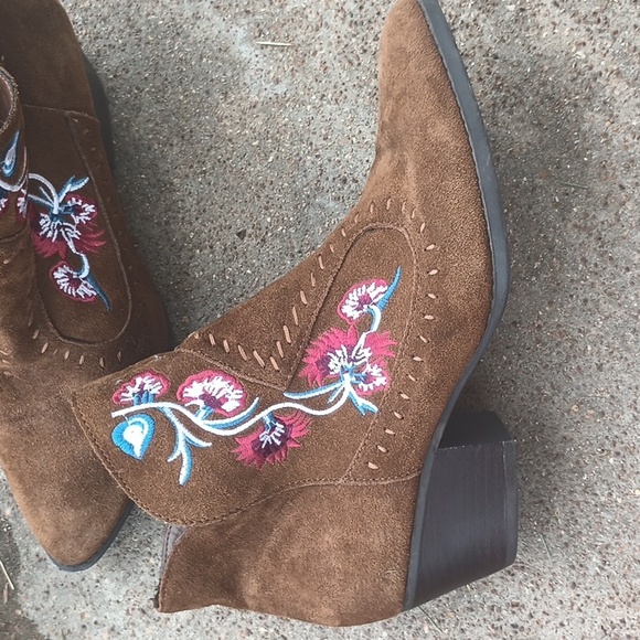 Suede booties gently used last sale - Picture 8 of 9